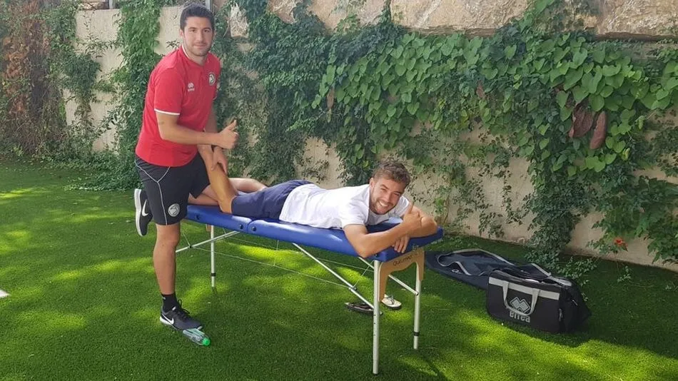 Un jugador de Unionistas recibe masaje esta mañana todavía en tierras murcianas. Foto: Unionistas TW