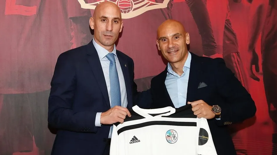 Luis Rubiales y José María Movilla sostienen una camiseta del Salamanca UDS en la reunión en Elche. Foto: www.salamancacfuds.com