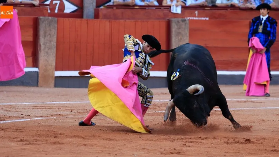 Antonio Ferrera dio un curso de tauromaquia en su segundo animal. Foto: Miguel Hernández