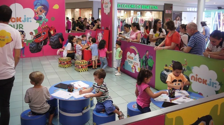 Numerosos niños disfrutan de las actividades.