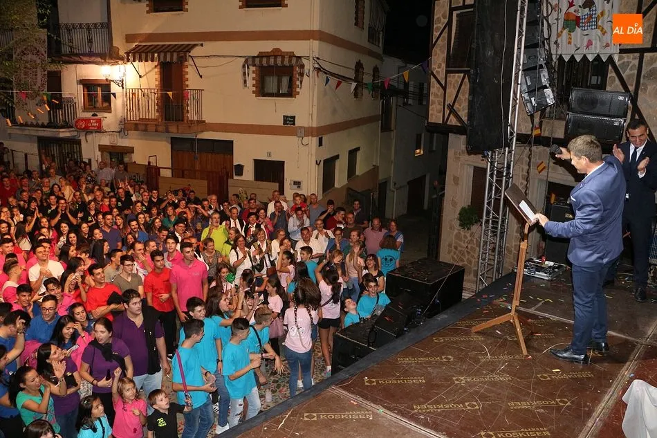 El público de San Esteban aplaudió el original pregón de Carlos Castro