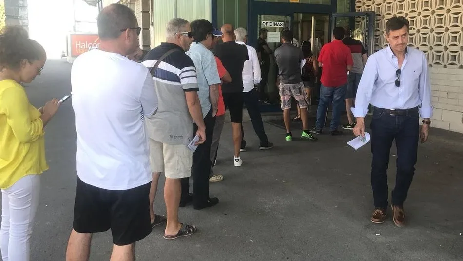 Entradas a las oficinas ayer para retirar los carnets y abonarse. Foto: salamancacfuds TW