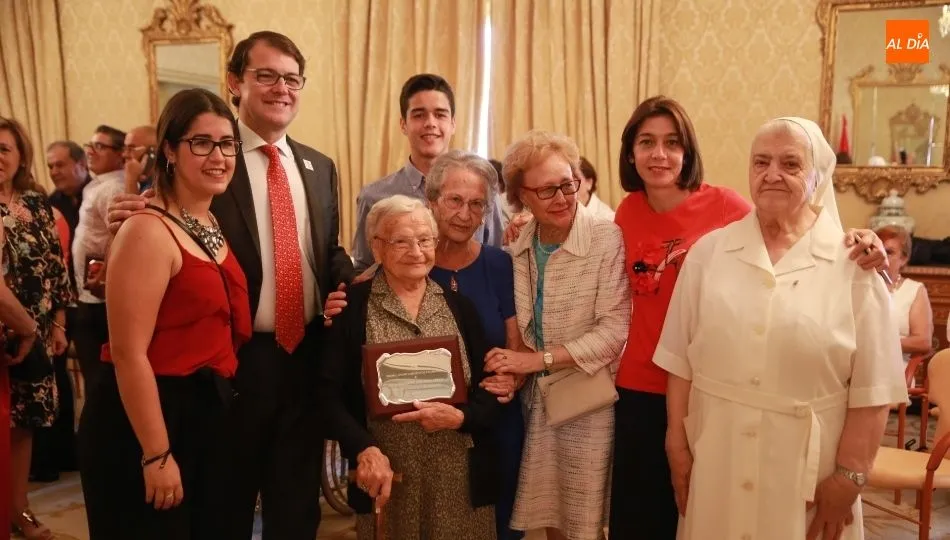 El alcalde de Salamanca, Alfonso Fernández Mañueco, junto a una de las homenajeadas y sus familiares. Foto de Alberto Martín