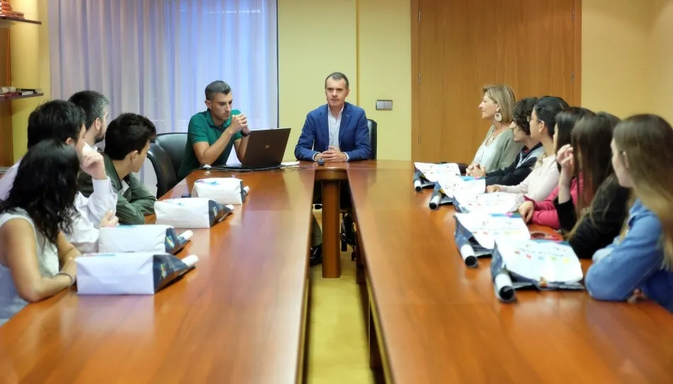 El secretario general de la Presidencia, José Manuel Herrero, junto a los nueve jóvenes que participan en este programa