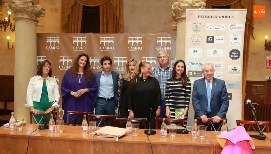 Mesa de ponentes y moderadoras de la tertulia de este viernes en el Casino. Foto: Alberto Martín