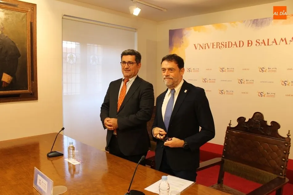 El vicerrector de Relaciones Internacionales, Efrem Yildiz Sadak, y el director del Centro Cultural Hispano-Japonés de la Universidad de Salamanca, José Abel Flores Villarejo