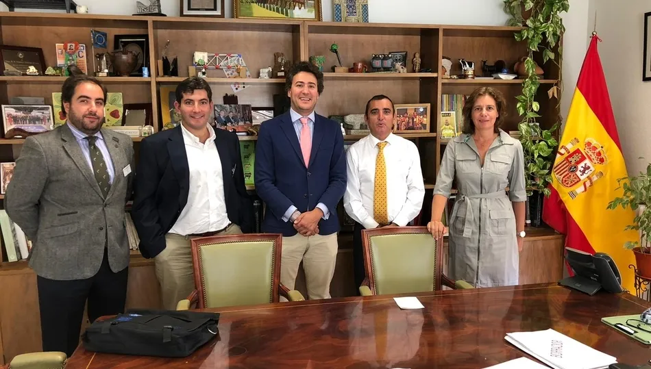 Maraver en el centro junto a responsables del MAPA