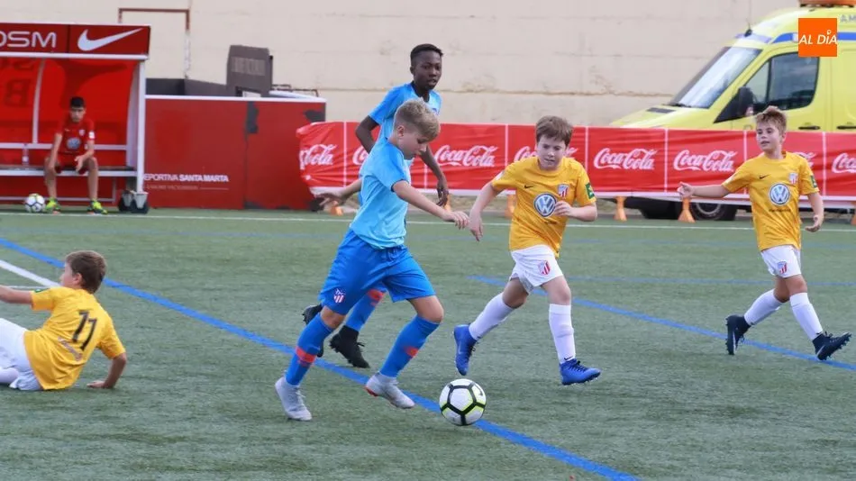 El tormesino Alberto trata de impedir el avance de un jugador del Atlético de Madrid. Fotos: Alberto Martín
