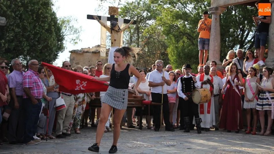 Un año más, los berroqueños interpretaron el baile de la bandera en honor al Cristo de las Mercedes