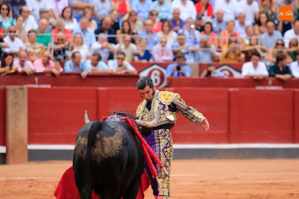 Morante de la Puebla ante su primero | FOTOS: MIGUEL HERNÁNDEZ