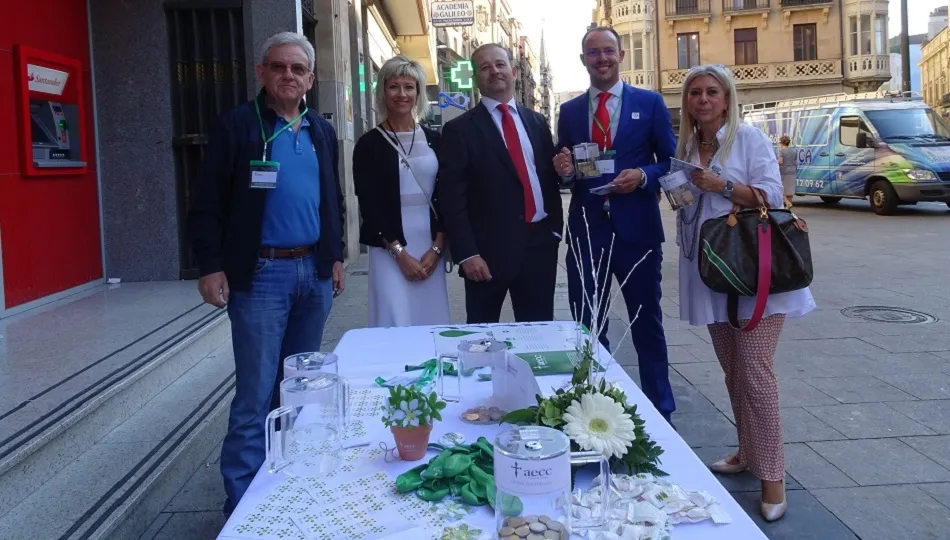 La presidenta de la asociación junto a varios colaboradores.