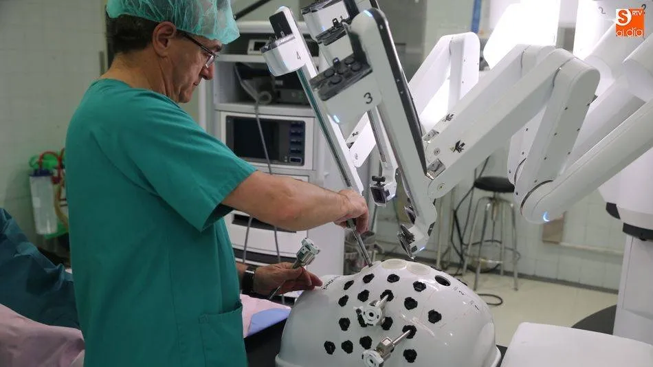 El doctor Marcelo Jiménez en una demostración con el robot Da Vinci. Foto de Alberto Martín