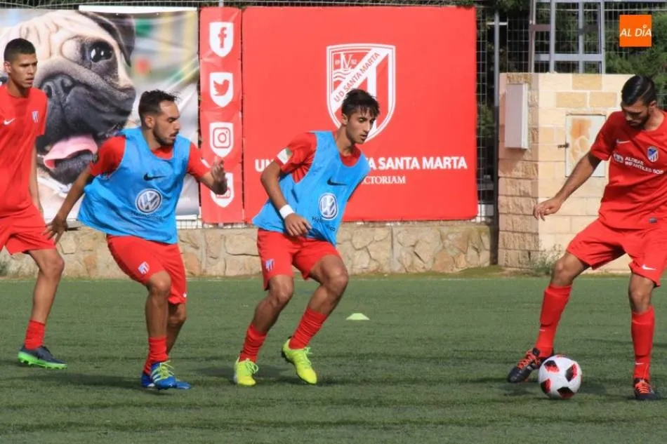 Momento del calentamiento del Santa Marta