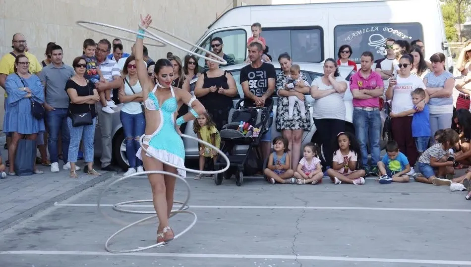 La exhibición de los artistas se realizaba en el aparcamiento del centro comercial