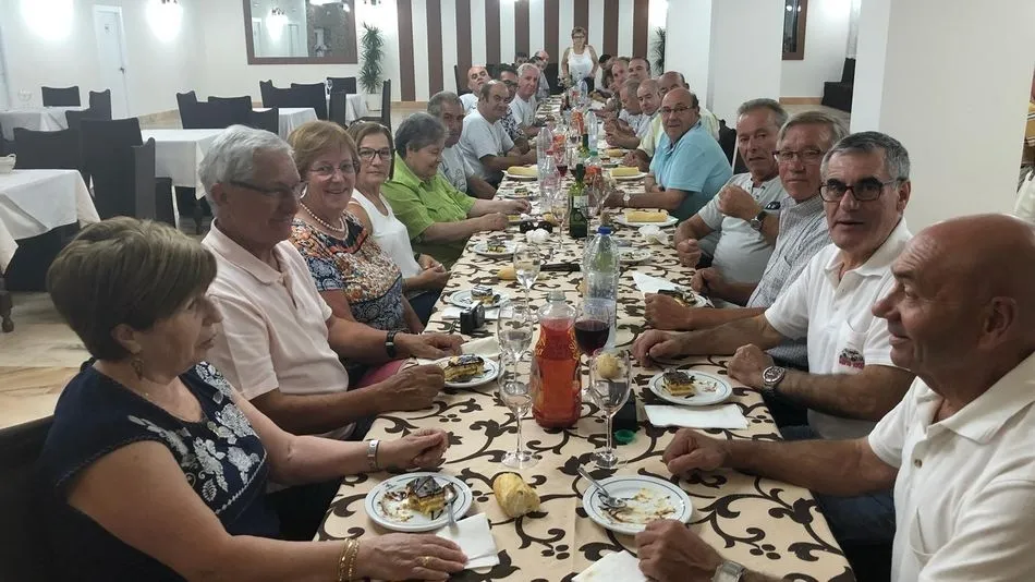 Los aficionados a estos coches clásicos pudieron disfrutar de una comida en el restaurante El Quijote de Vitigudino