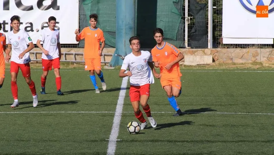 Un jugador tormesino avanza con el balón en el primer partido de Liga. Fotos: Alberto Martín