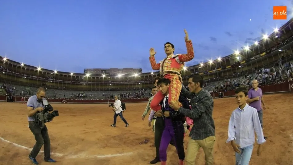 López Chaves sale en hombros de La Glorieta. Foto: Miguel Hernández