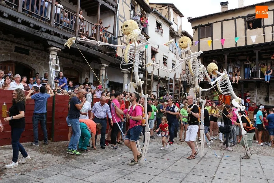El desfile de carrozas y disfraces fue muy aplaudido en San Esteban de la Sierra