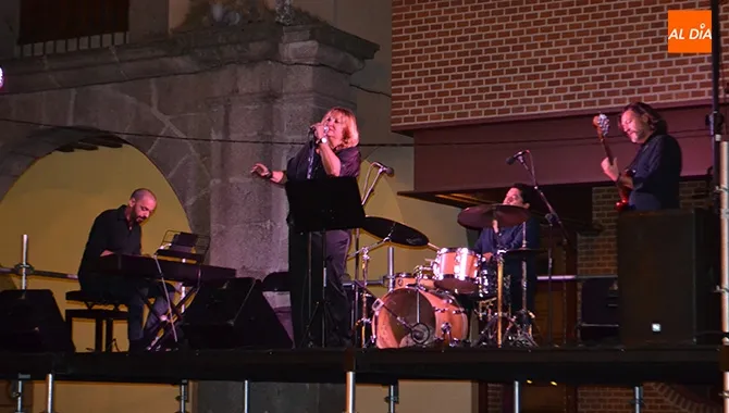 Patricia Krauss ofrecia un concierto en la Plaza de España de Peñaranda dentro del programa Históricos con Jazz de Diputación