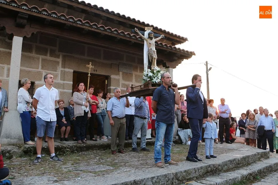 El Cristo de las Batallas regresa a la ermita tras una intensa subasta
