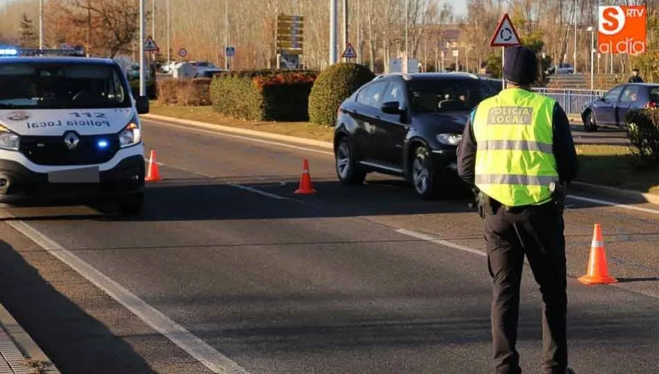 Agente de la PJT durante el control de alcohol y drogas. Fotos: Alberto Martín.