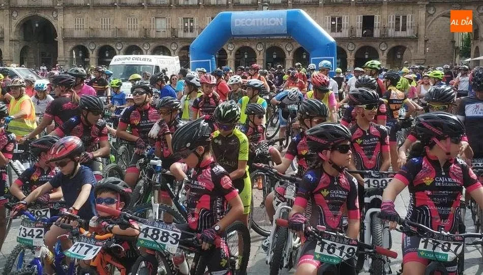 Corredores de la Escuela Promesal en la salida de esta marcha popular, en la Plaza Mayor. Foto de Lydia González