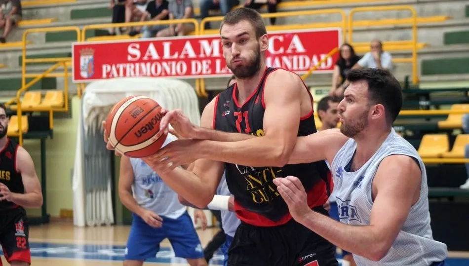 Viktors entra a canasta ante la oposición de un rival.