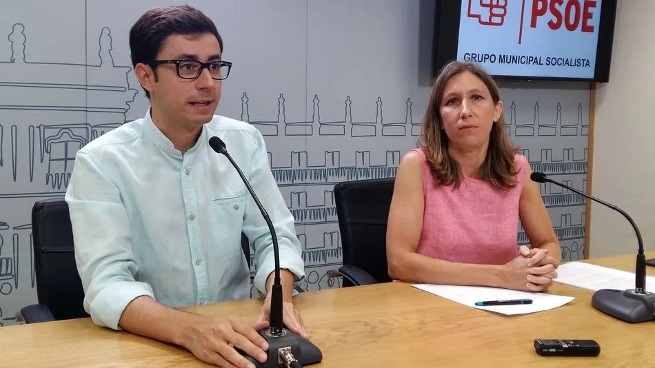 El portavoz del Grupo Municipal Socialista en el Ayuntamiento de Salamanca, José Luis Mateos, acompañado por la concejala del PSOE, Almudena Timón