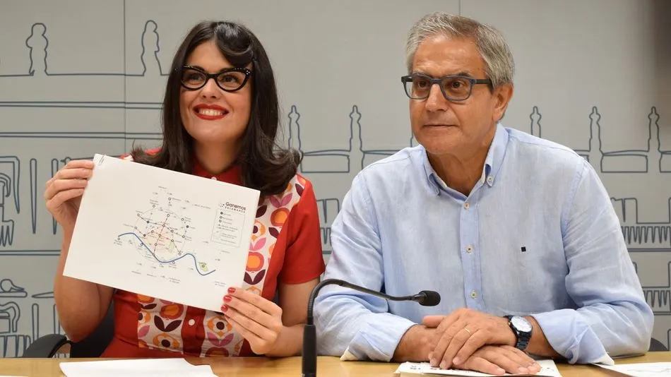 Virginia Carrera y Gabriel Risco, concejales de Ganemos Salamanca, en la presentación de sus propuestas de movilidad