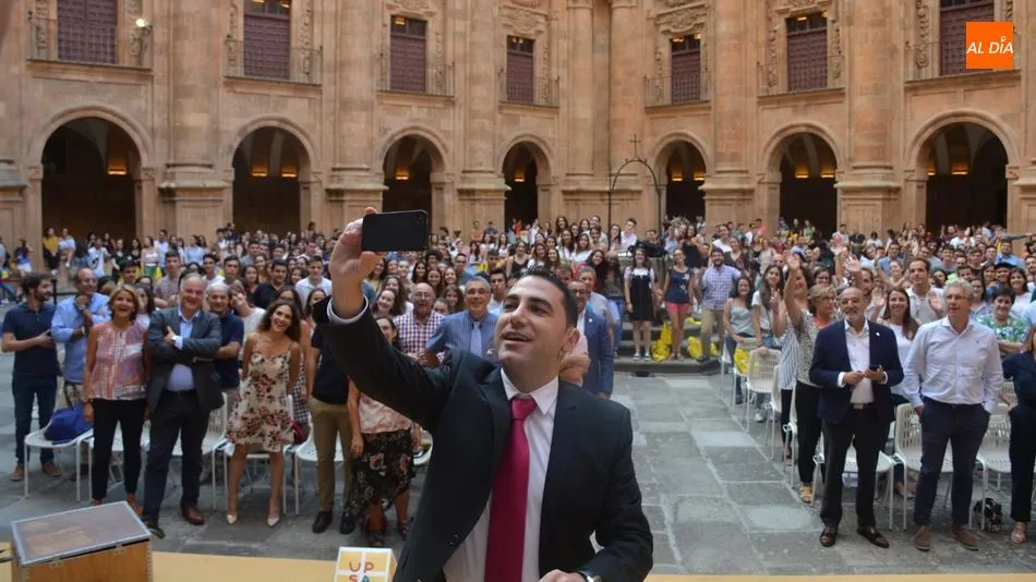 Roberto Benito fotografiándose con los asistentes al evento / Foto: Lydia González