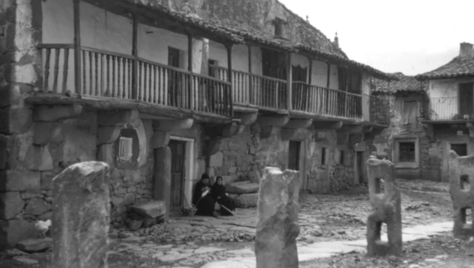 La antigua plaza de Villarino de los Aires en 1959