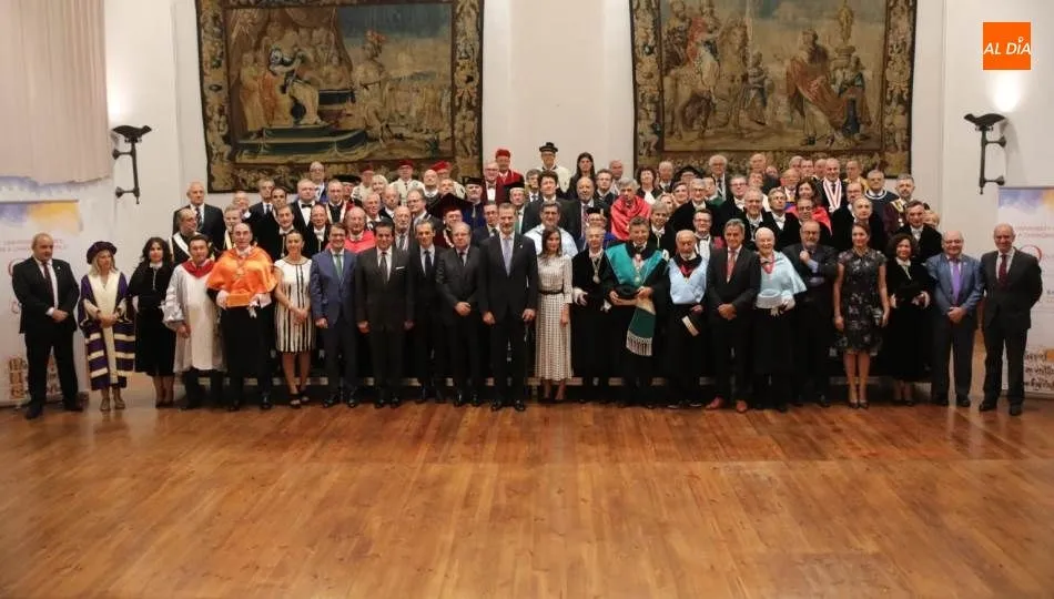 Los Reyes de España, en el centro, junto a los participantes en esta celebración del 30 Aniversario de la firma de la Magna Charta Universitatum. Foto de Alberto Martín