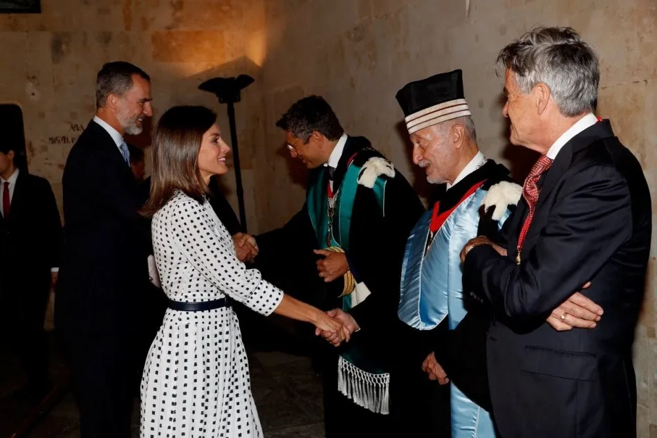 Los reyes saludando a los asistentes de este encuentro universitario internacional. Foto @casareal