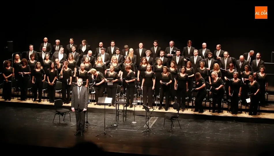 Coro de RTVE en el teatro Juan del Enzina / Foto: Alberto Martín.
