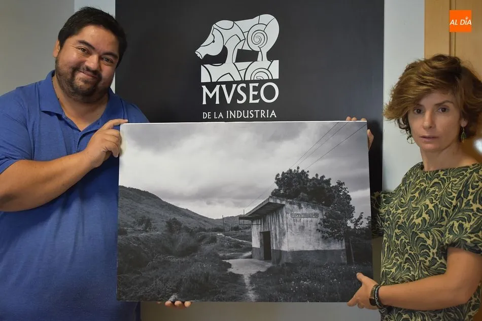 El autor, Kiko Robles, junto a Ana Rodríguez, responsable del Museo de la Industria Chacinera de Guijuelo