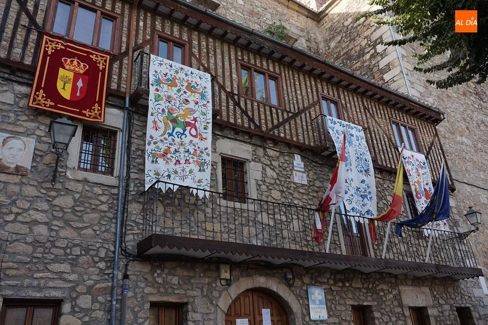 Muestra de bordado serrano en los estandartes festivos en el Ayuntamiento de Mogarraz este verano