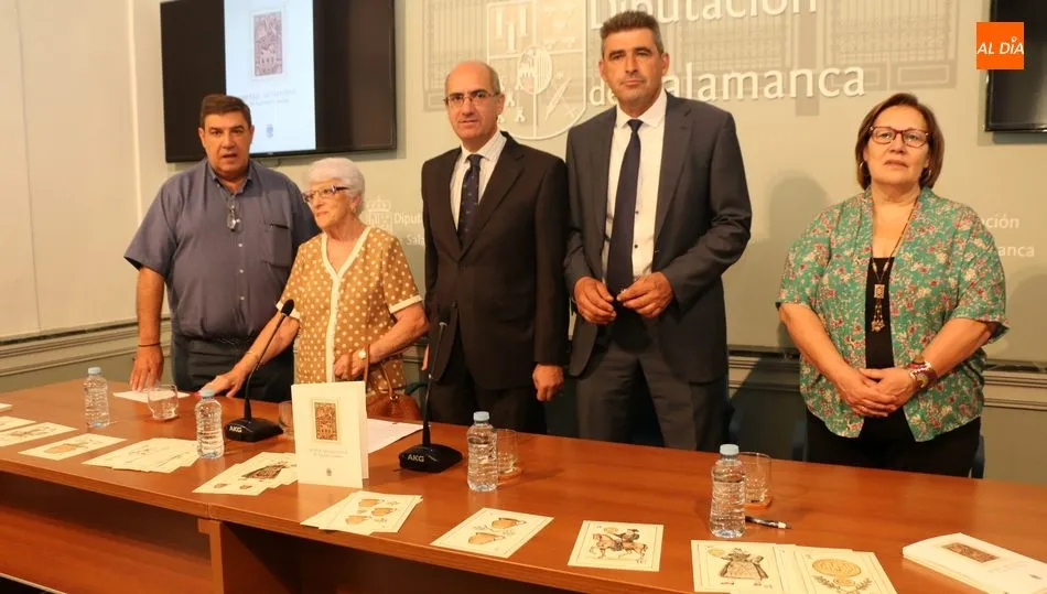 Acto de presentación en la Diputación con los familiares del autor / CORRAL