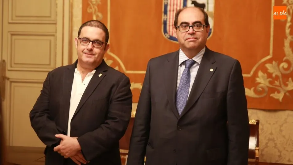 El concejal de Protección y Seguridad Ciudadana, Fernando Rodríguez, a la derecha, y el jefe del Servicio de Prevención, Extinción de Incendios y Salvamento, Luis Damián Ramos. Foto de Alberto Martín