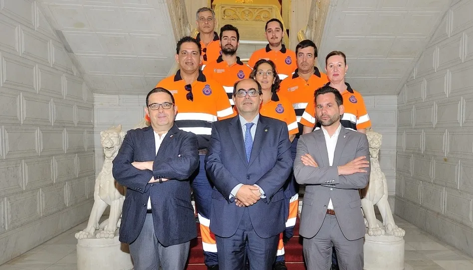 Voluntarios de la Agrupación de Protección Civil de Salamanca, junto al concejal de Protección y Seguridad Ciudadana, Fernando Rodríguez