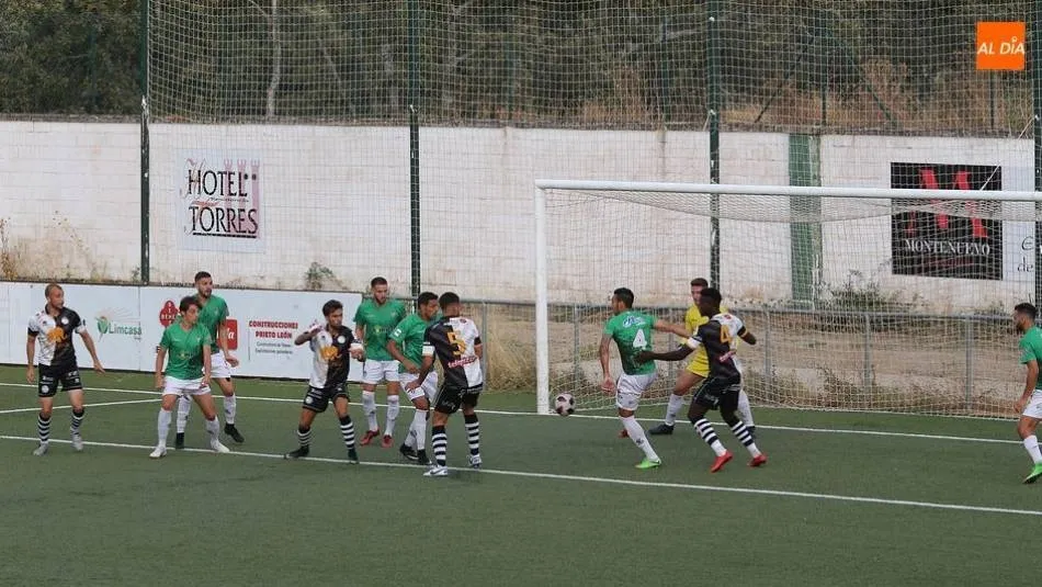 Admonio (derecha) en el amistoso de pretemporada ante el Guijuelo. Foto: Kiko Robles