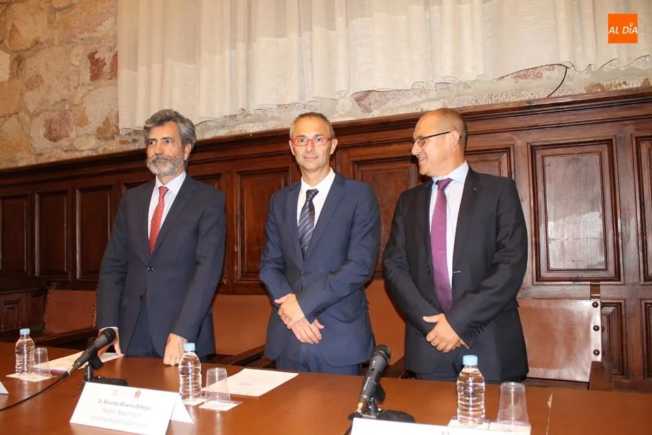De izq. a dcha., el presidente del CGPJ, Carlos Lesmes; el rector de la USAL, Ricardo Rivero; y el decano de la Facultad de Derecho, Fernando Carbajo