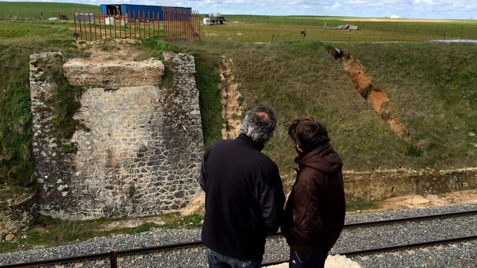Agricultores se concentraban en el mismo lugar en el que se levantaba el puente derribado por ADIF en 2013.