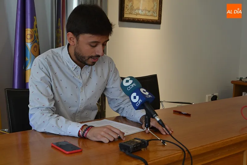 Francisco Díaz, concejal de festejos, presentaba la programación de las fiestas patronales en honor a San Miguel Arcángel