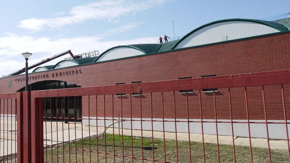 El Ayuntamiento de Carbajosa comienza las obras de reparación de la cubierta del pabellón  