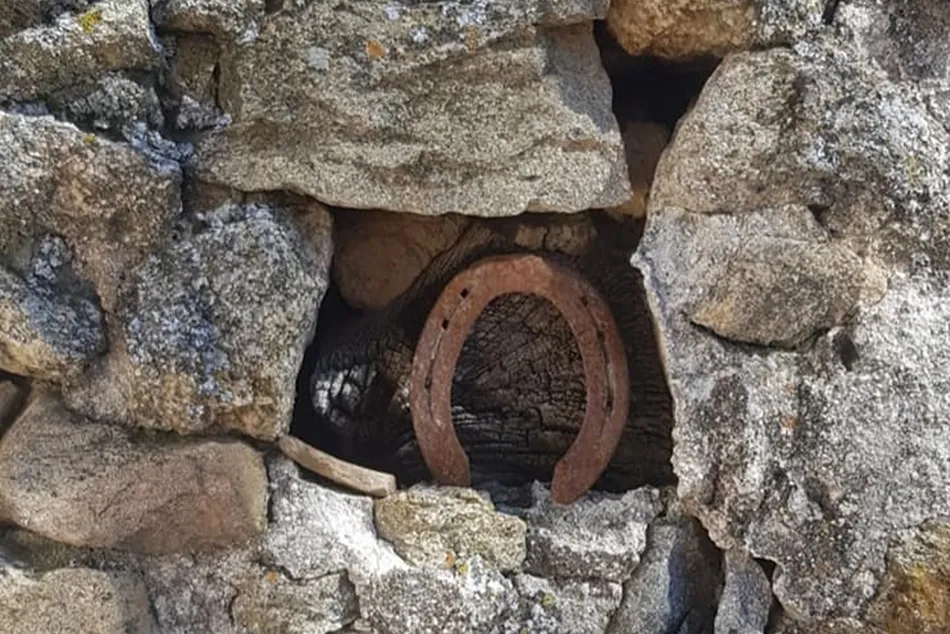 Herradura en la calle Los Paños de Ledesma. Foto: Monette González