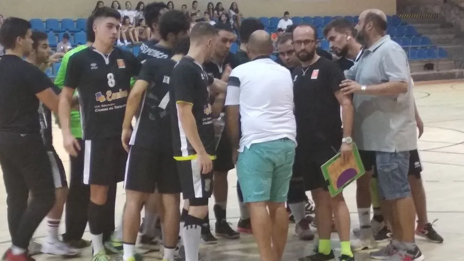 Jugadores y cuerpo técnico, antes de iniciar un partido de pretemporada.