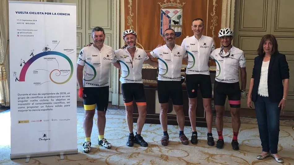 La concejala María José Fresnadillo, junto a los ciclocientíficos.