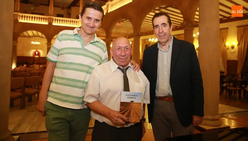 El autor, con los responsables de la edición. Fotos: Alberto Martín