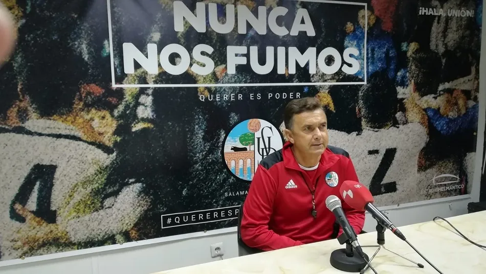 El técnico, antes del comienzo de la rueda de prensa. Foto: RFG