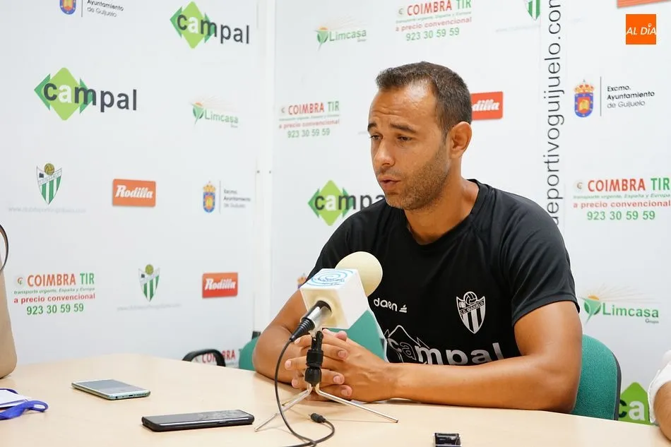 El entrenador del Guijuelo, Ángel Sánchez, en la rueda de prensa previa al derbi contra el Salamanca UDS